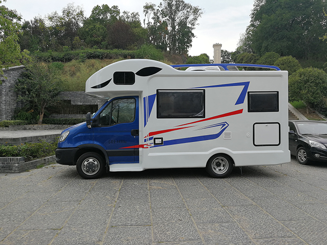 依維柯AD02歐勝C型房車時(shí)尚版