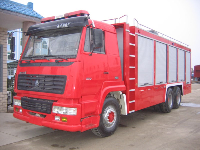 重汽豪沃5噸泡沫消防車(chē)