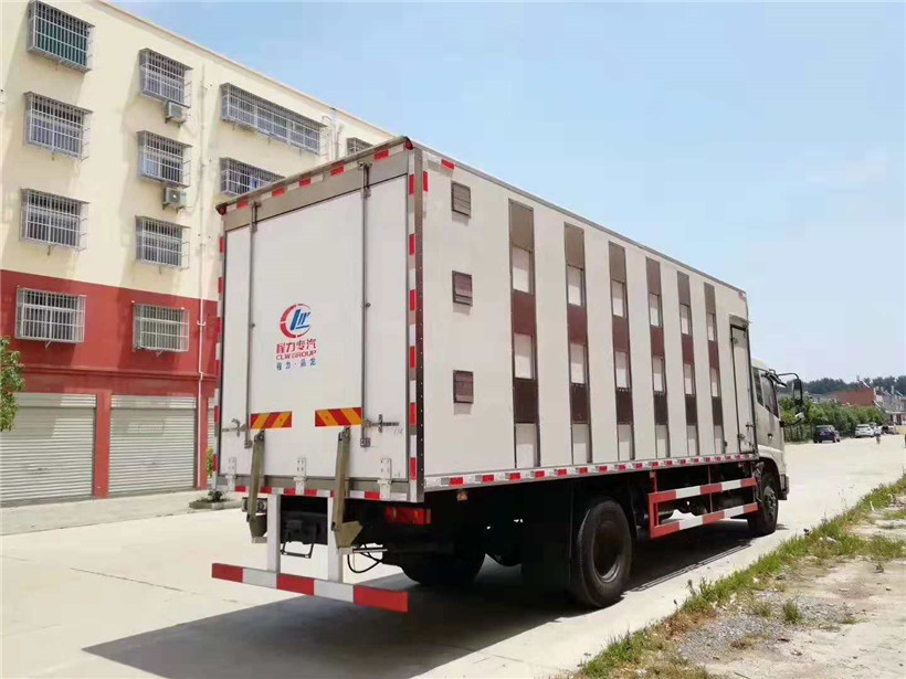 東風(fēng)天錦7.4米畜禽運(yùn)輸車