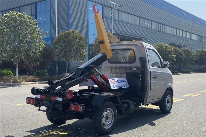 國(guó)六長(zhǎng)安汽油藍(lán)牌 2-3方 勾臂垃圾車(chē)