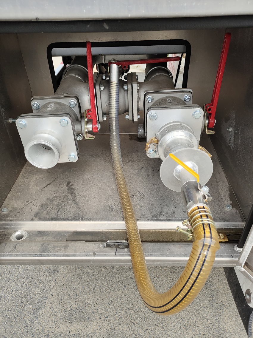 43立方食用油鋁合金半掛運(yùn)輸車出油口