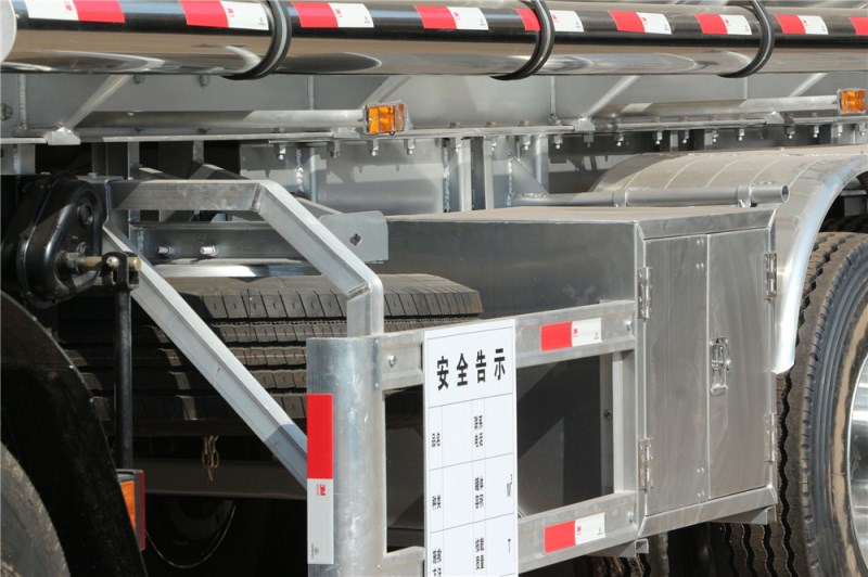 東風(fēng)天龍(40-55L)鋁合金運(yùn)油半掛車