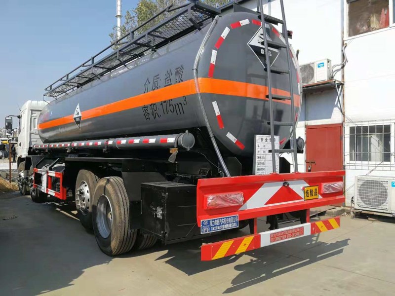 前四后六17.5方鹽酸運(yùn)輸車**大廠家