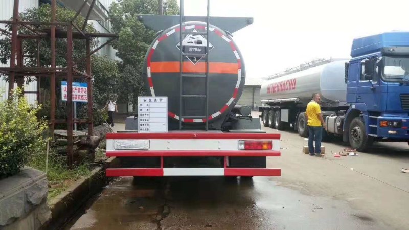 解放單橋8.8方鹽酸運(yùn)輸車