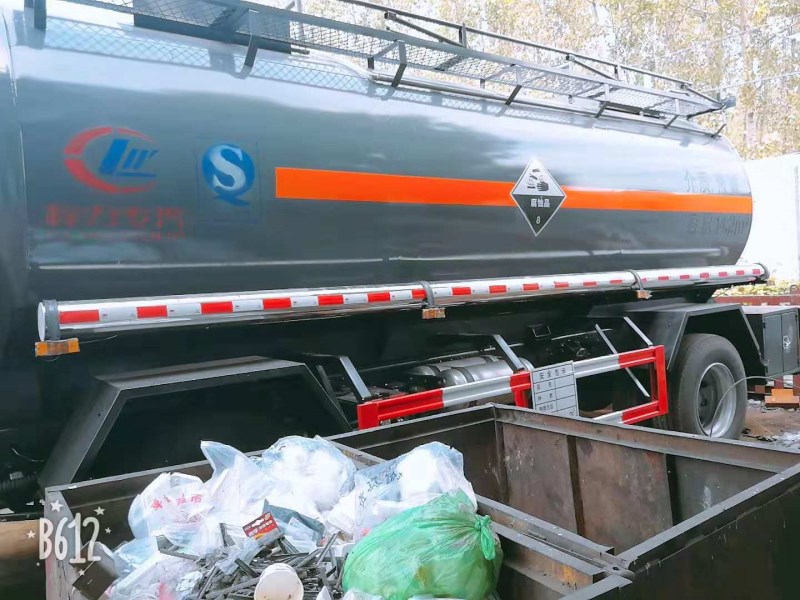 解放小三軸14.2方化工運輸車