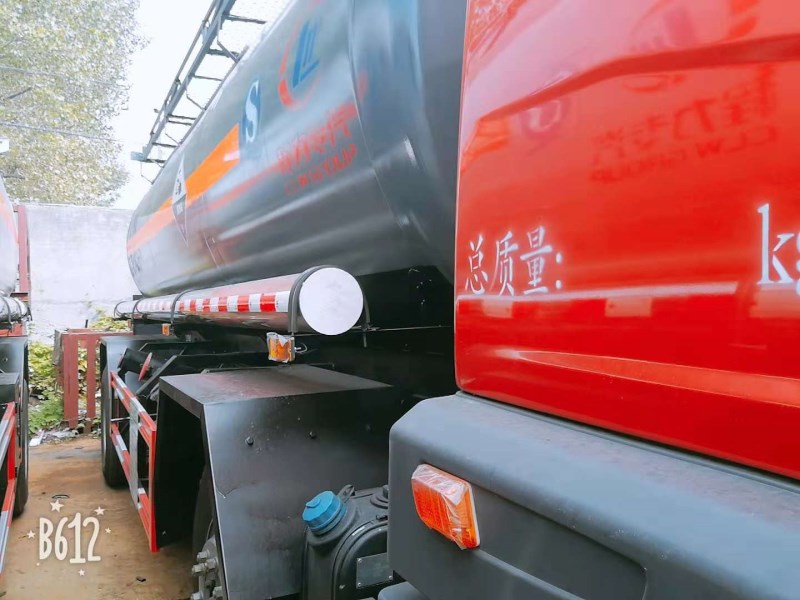 解放小三軸14.2方化工運輸車