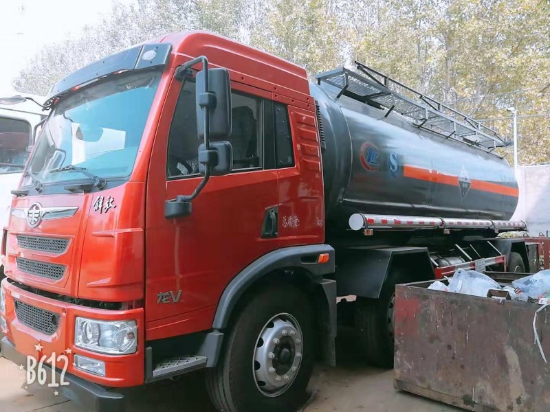 解放小三軸14.2方化工運輸車