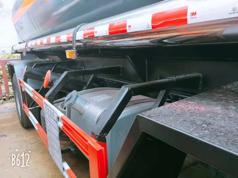 解放小三軸14.2方化工運輸車