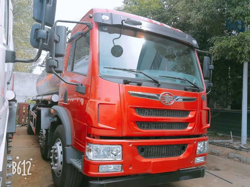 解放小三軸14.2方化工運輸車